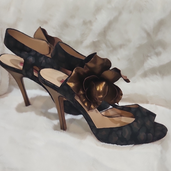 Betsey Johnson Black and Metallic Gold Floral Heels - Picture 5 of 7